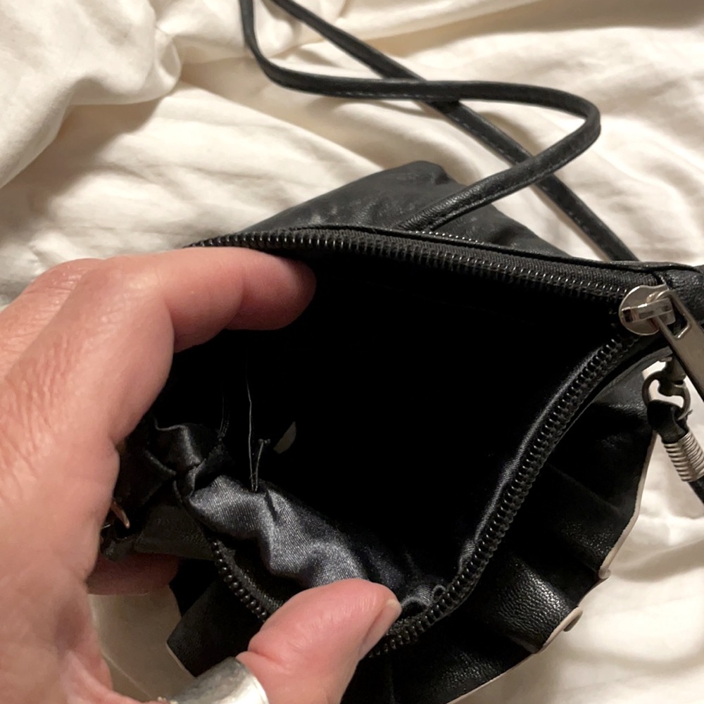Black Ruffled Flower purse - Picture 4 of 6